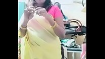 Swathi naidu sexy em saree amarelo