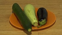 Masturbation anale bio avec de larges légumes, des inserts extrêmes dans un cul juteux et un trou béant.