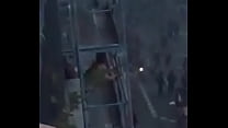 Mulher fudendo na sacada do prédio enquanto franceses manifestam