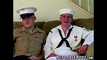 制服を着たハンサムな若い海軍の男の子は肛門にクソです