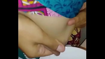 Индийская девушка преподает с грудью молочный секс