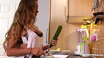 キッチンでの巨乳の誘惑は、アマンダ・レンドールが彼女のピンクを野菜で満たすようにします