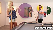 Brooke juega al billar sexy con bolas de Vans