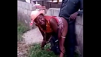 Mulher africana fode seu homem em público