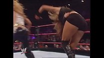 Mickie James steht Maria gegenüber, während sie als Trish Stratus verkleidet ist. Raw 2006.