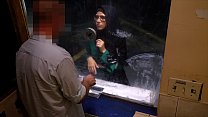 ÁRABES EXPUESTOS - Mujer árabe desesperada folla por dinero en Shady Motel