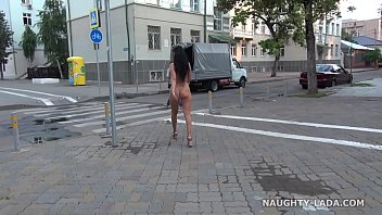 Complètement nue en public. Nu dans les rues de la ville