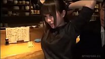 Momo Ichinose em bar