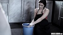 Empregada doméstica europeia de MILF com peitos grandes transada pela dona da casa