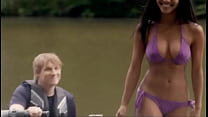 Freshwater: Sexy Islander Bikini Girl sur le quai