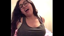 Симпатичная беременная мексиканка, мастурбирует.