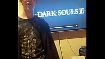 otaku en celo se emociona por jugar dark souls