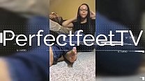 Deliziosa ragazza di ebano esponendo i suoi piedi al caramello con le unghie lunghe blu dei piedi