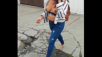 Puta colombiana descalça mostrando peitos em público na rua