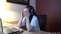 Die 18jährige Lenna Lux masturbiert im Kopfhörer