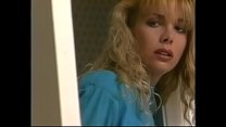 La traviesa rubia Stephanie DuValle con vestido azul le encanta ver furtivamente a la ninfómana Nikki Shane jugando en el baño con la amiga de Stephanie