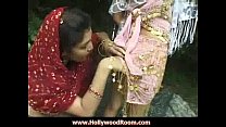 Ein Dildo befriedigt zwei indische Lesben