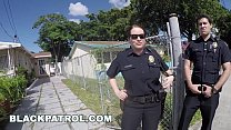 PATROL NERO - Gli agenti di polizia Maggie Green e Joslyn rispondono alla chiamata di disturbo domestico