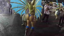 Entre bastidores a la entrada de la escuela de samba Dragoes da Real - la musa Cacau Colucci