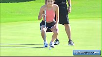 Миниатюрная брюнетка Адрия обнажается на поле для гольфа в любительском видео