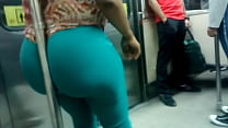 Culo de negra en el metro