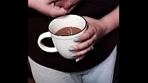 Stillende Mutti drückt Muttermilch in Kaffee