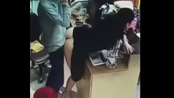 Une caméra de sécurité surprend le directeur en train de baiser son employé dans le cul - goo.gl/peBgYw