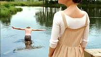Irina Goryacheva desnuda nadando en el lago