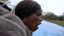 Kiki Minaj, agent public britannique, se fait baiser à l'extérieur
