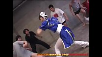 Chun-Li Cosplay Japanese Babe va a tentoni nell'enorme gang bang con bukkake