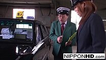 Sexy japanischer Fahrer gibt ihrem Chef einen Blowjob