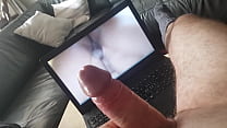 Ficando quente, assistindo vídeos pornôs