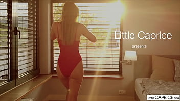 Milena Maria Mostre-nos sua pequena buceta molhada - LittleCaprice.com