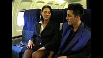 Die brünette Schönheit, die eine Stewardessuniform trägt, wird in einem Flugzeug gefickt