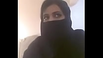 Muslimische heiße Milf entblößt ihre Brüste bei einem Videoanruf