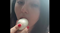 Mimi bekommt ein gekochtes ei in die muschi zum genießen