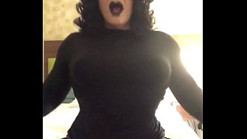Veronica y su cabello negro pesan medias negras componen un bonito y extraño vestido negro y ella se está masturbando sabe en qué se está masturbando. Se siente bien en el fondo para moverlo hacia arriba y hacia abajo, caliente y húmedo, sedoso y suave ha