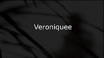 Veroniquee em renda branca: Veroniquee é uma garota sexy e gostosa da webcam online