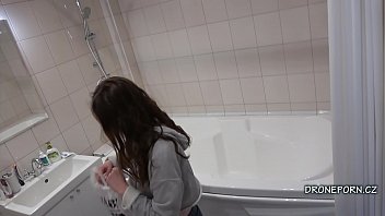 シャワーを浴びているチェコの女の子ケティ-隠しカメラ