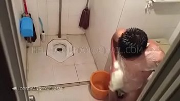 Взрослый китаец принимает душ