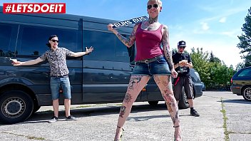 LetsDoEit - татуированную милфу-блондинку жестко трахнули в секс-автобусе