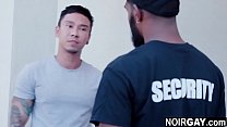 Segurança gay negra fode o suspeito - sexo gay inter-racial