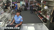 XXX PAWN - El dueño de la tienda de empeño pervy se folla a un oficial de policía latino