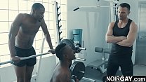 Два черных гея трахают белого парня в спортзале - секс втроем с геями