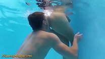 teen mignonne se fait baiser par son garçon de piscine
