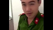 La policía vietnamita se mete la polla en el baño | Véase http://bit.ly/GetMorexVideos-MrT