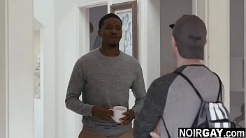 300ドルで大きな黒いコックを吸っているまっすぐな白人の男の子-異人種間のゲイのセックス