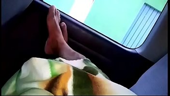 autista maturo mostra i suoi piedi 2