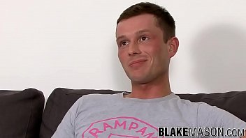Big dicked UK bloke intervistato prima di masturbarsi