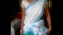 Desi bhabhi levantando seu saree mostrando suas bucetas